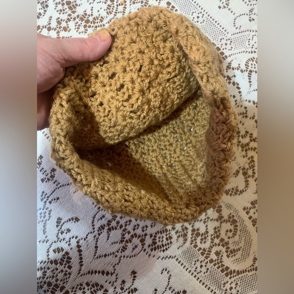 NEW crochet hat w/flower detail beige - Picture 3 of 3